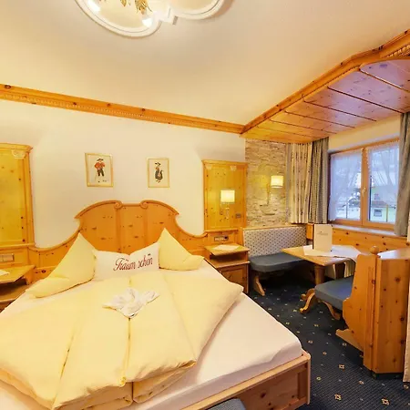 Alpenjuwel Jäger 4* Tux