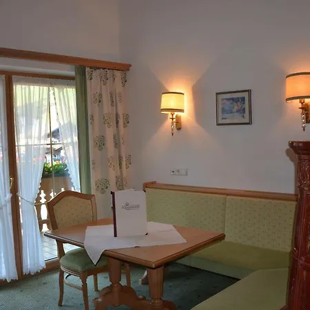 Alpenjuwel Jäger 4* Tux